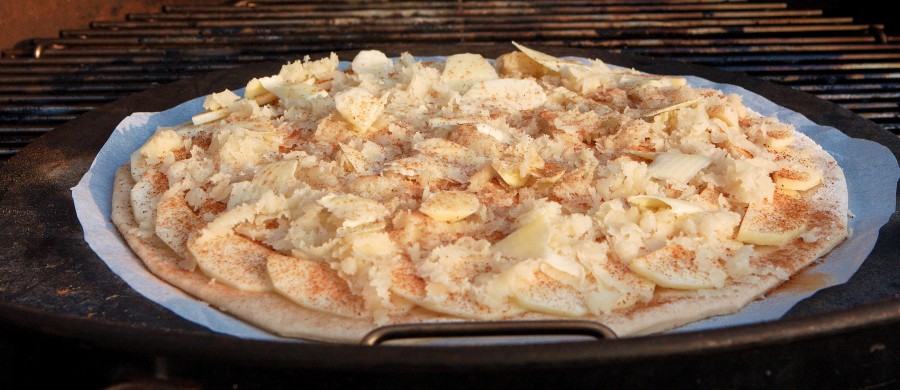 æble-pizzaen klar til at blive bagt på grillen