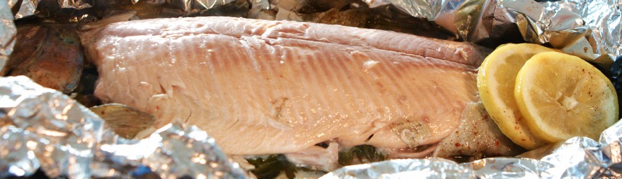 Skindet er let at fjerne fra den færdige fisk - flot rosa kød