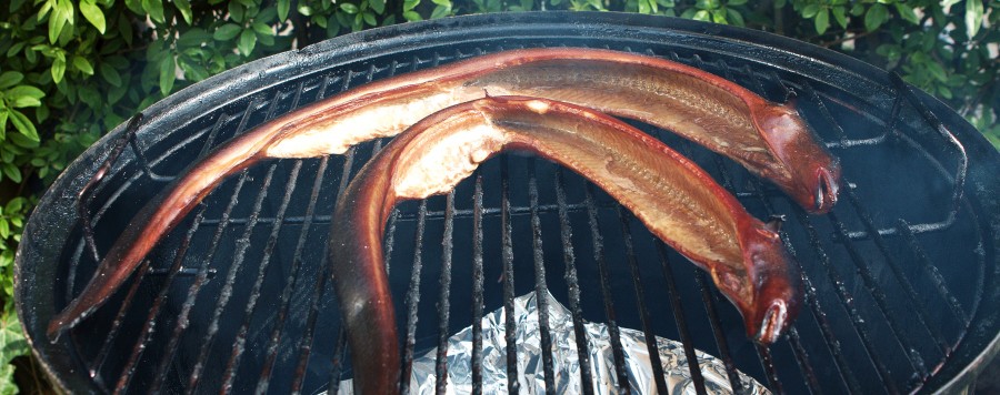 Røget ål på grillen