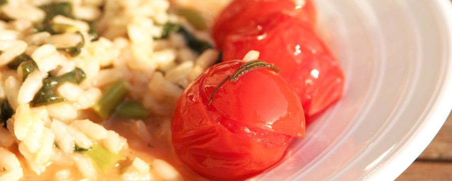 Grill bagte tomater med hvidløg og rosmarin