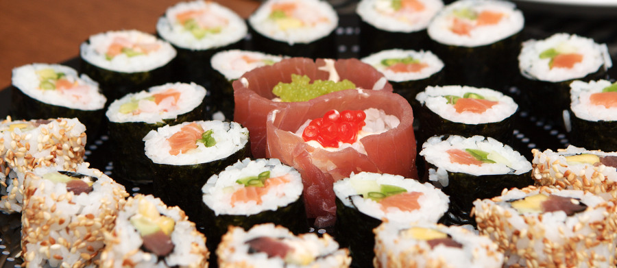 Blandet sushi i lange baner. 
