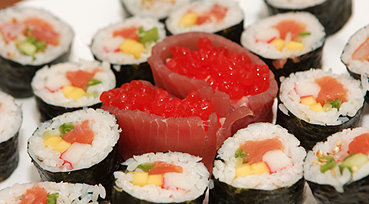 Blandet sushi i lange baner.